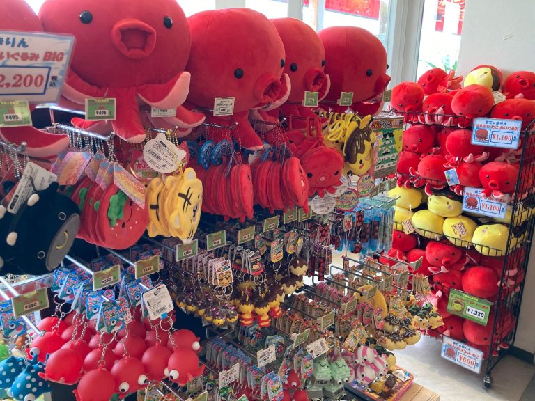 Rayon d'une station service rempli de peluches pieuvres rouges très mignonnes (emblème d'Osaka)
