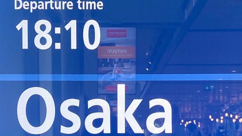 Panneau d’aéroport montrant un embarquement vers Osaka