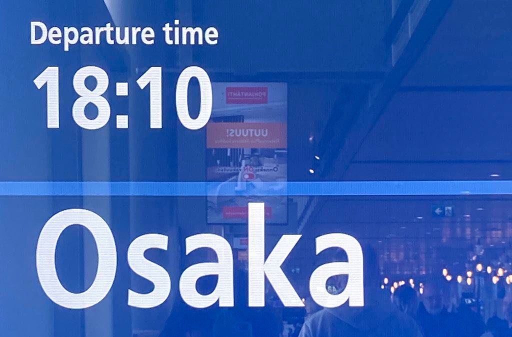 Panneau d’aéroport montrant un embarquement vers Osaka
