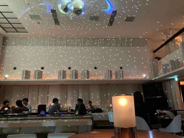 Autre vue du club EIGHT avec vue sur les boules à facette et les platines