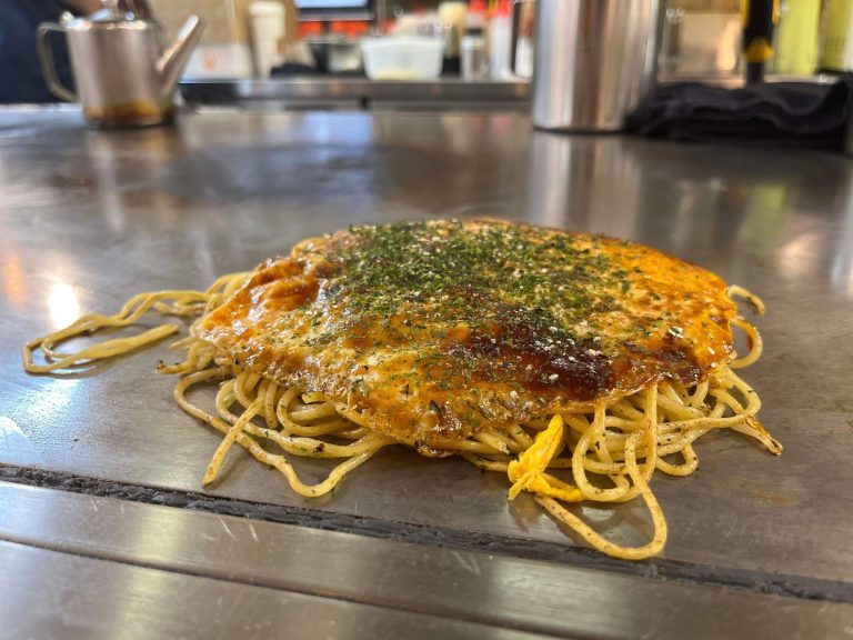 Okonomiyaki prêt à être mangé sur une plaque